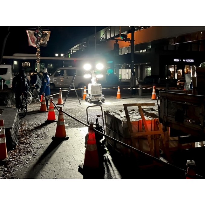 Turn de lumina santiere 4x300W - 212.000 lumeni – 4,1 m inaltime - cu carucior 